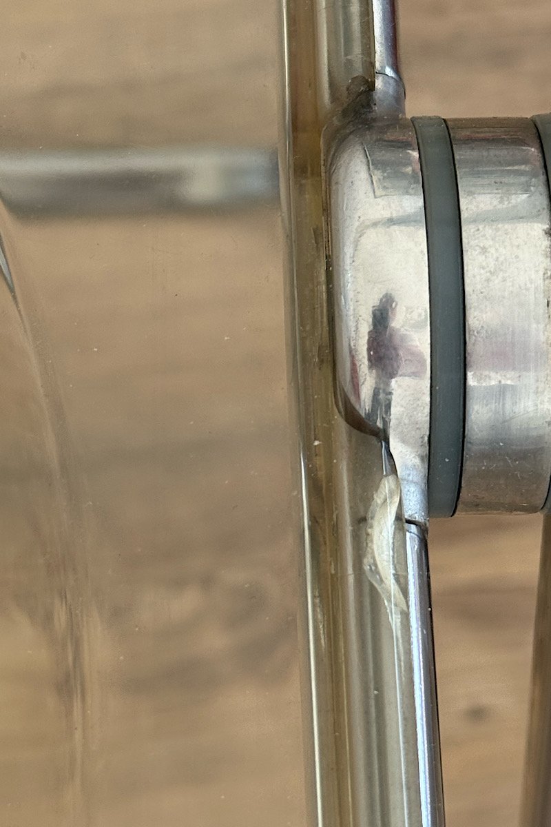 Chaise Plia Castelli, zoom défaut