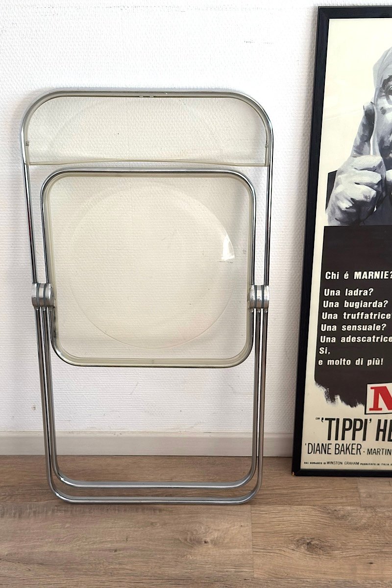 Chaise Plia Castelli, pliée contre le mur