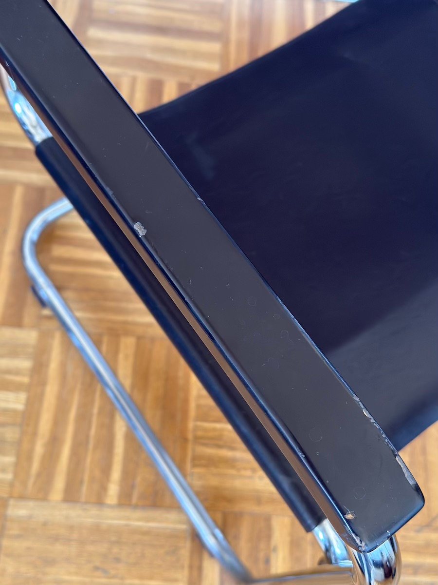 Chaise Thonet S34, chrome et cuir noir, détail accoudoir droite