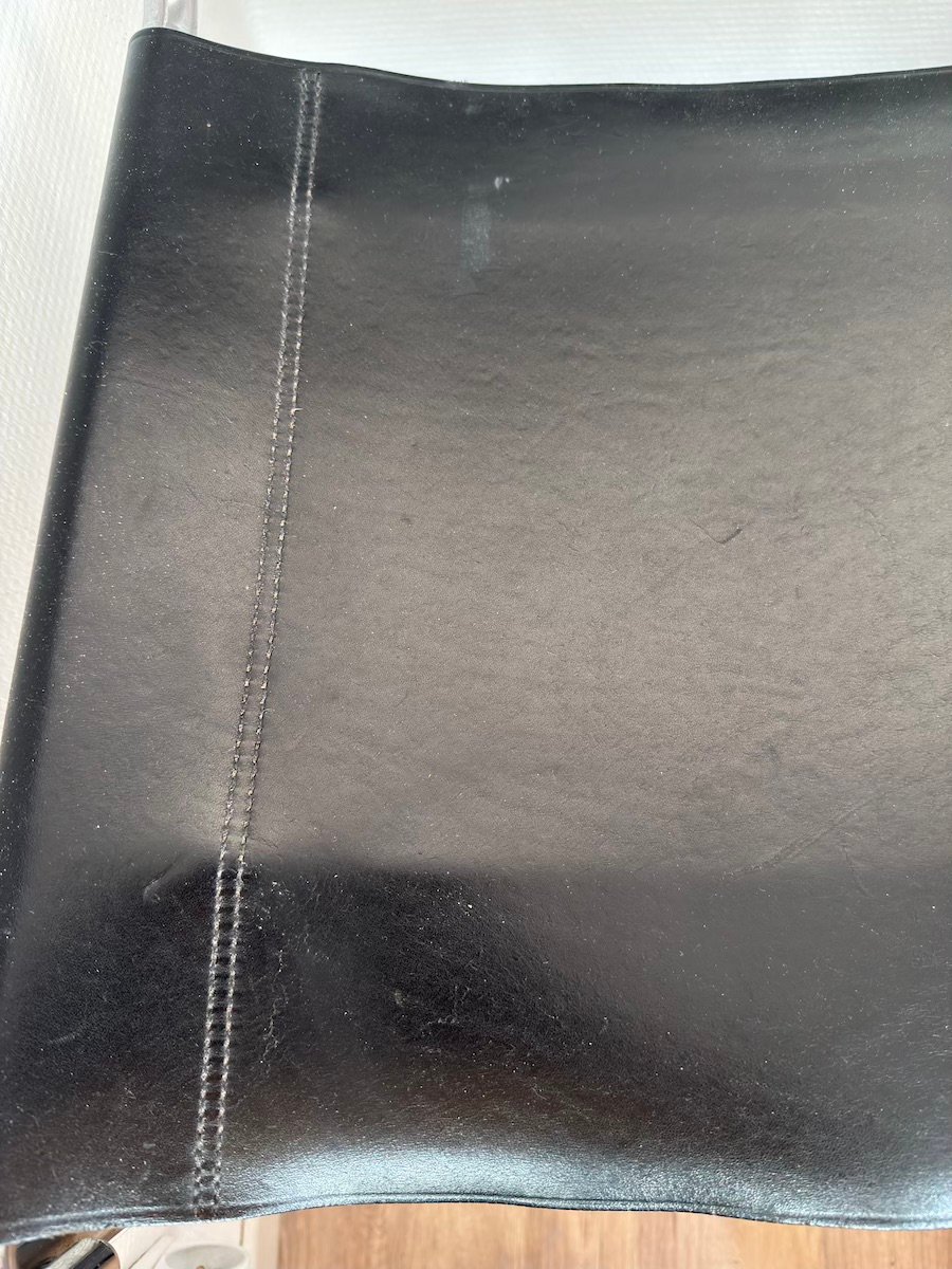 Chaise Thonet S34, chrome et cuir noir, traces assises