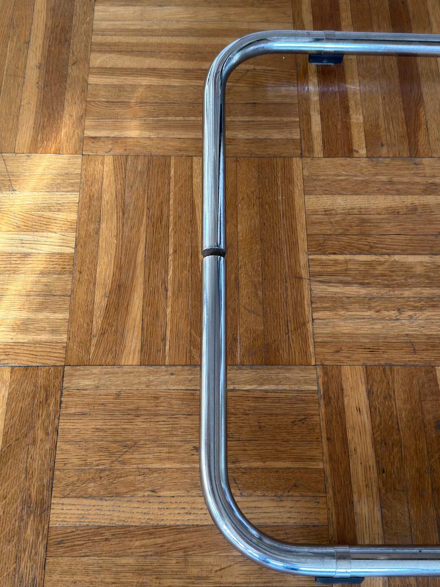 Chaise Thonet S34, chrome et cuir noir, piètement chromé