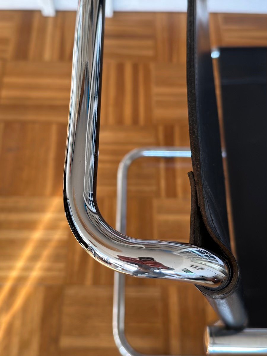 Chaise Thonet S34, chrome et cuir noir, détail chrome