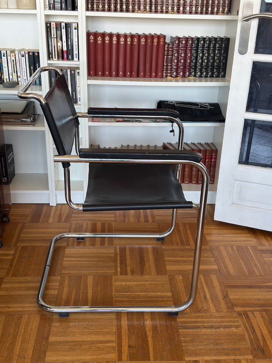 Chaise Thonet S34, chrome et cuir noir, vue de coté