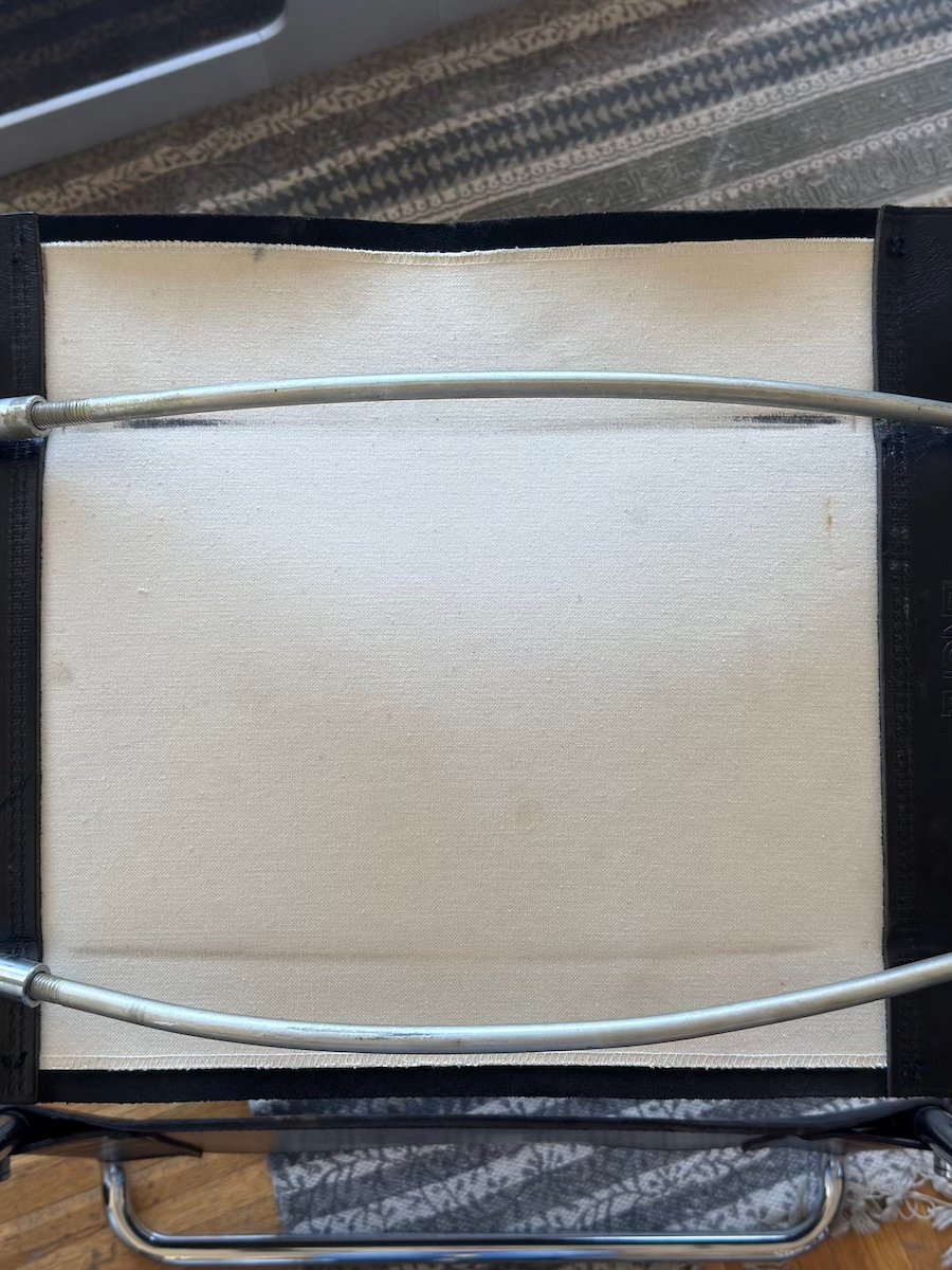 Chaise Thonet S34, chrome et cuir noir, vue de dessous