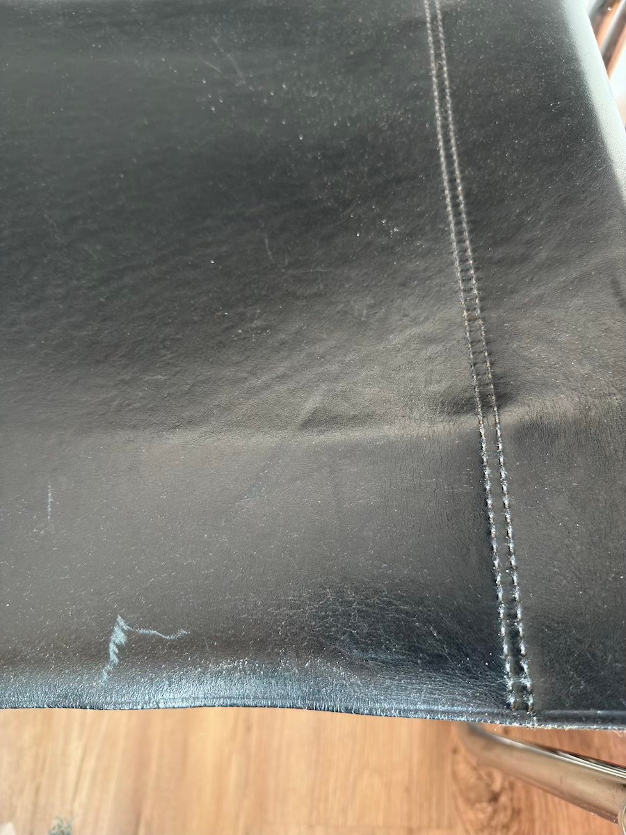 Chaise Thonet S34, chrome et cuir noir, zoom trace sur assise