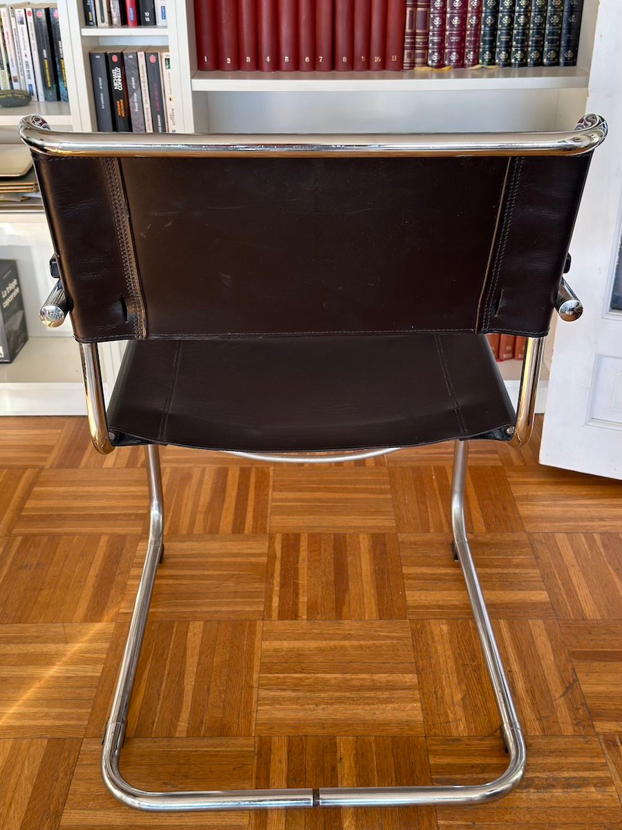 Chaise Thonet S34, chrome et cuir noir, vue de dos