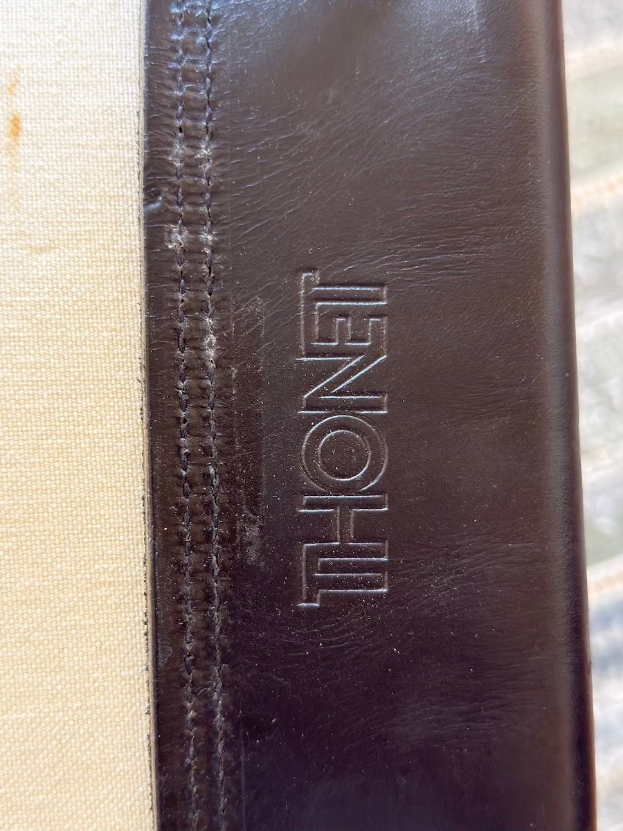 Chaise Thonet S34, chrome et cuir noir, photo de l'estampille