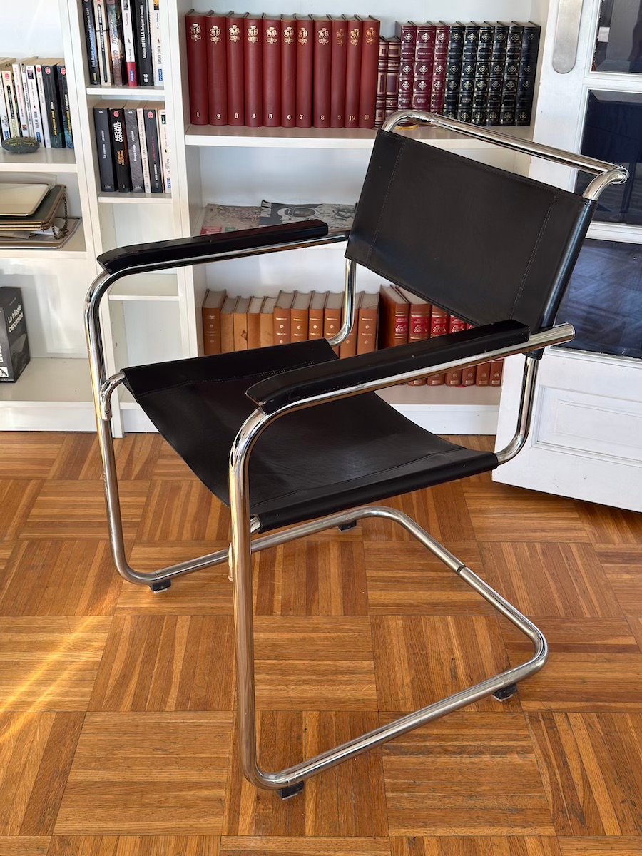 Chaise Thonet S34, chrome et cuir noir, photo de présentation