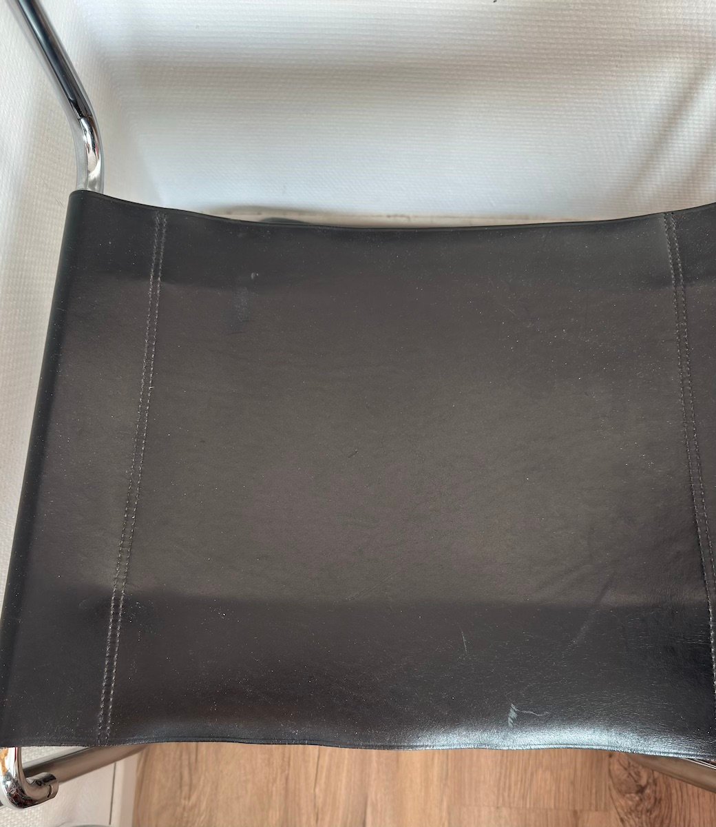 Chaise Thonet S34, chrome et cuir noir, zoom assise cuir noir
