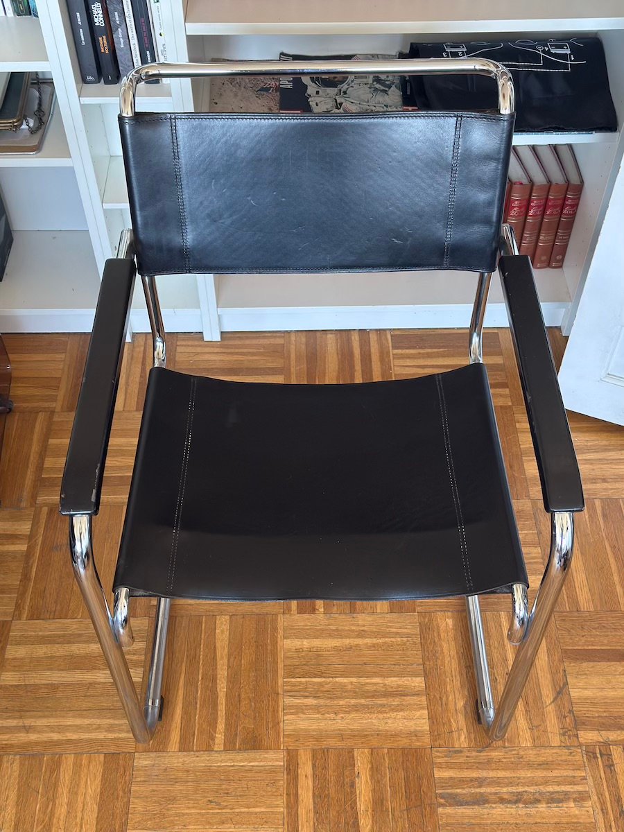 Chaise Thonet S34, chrome et cuir noir, vue de face