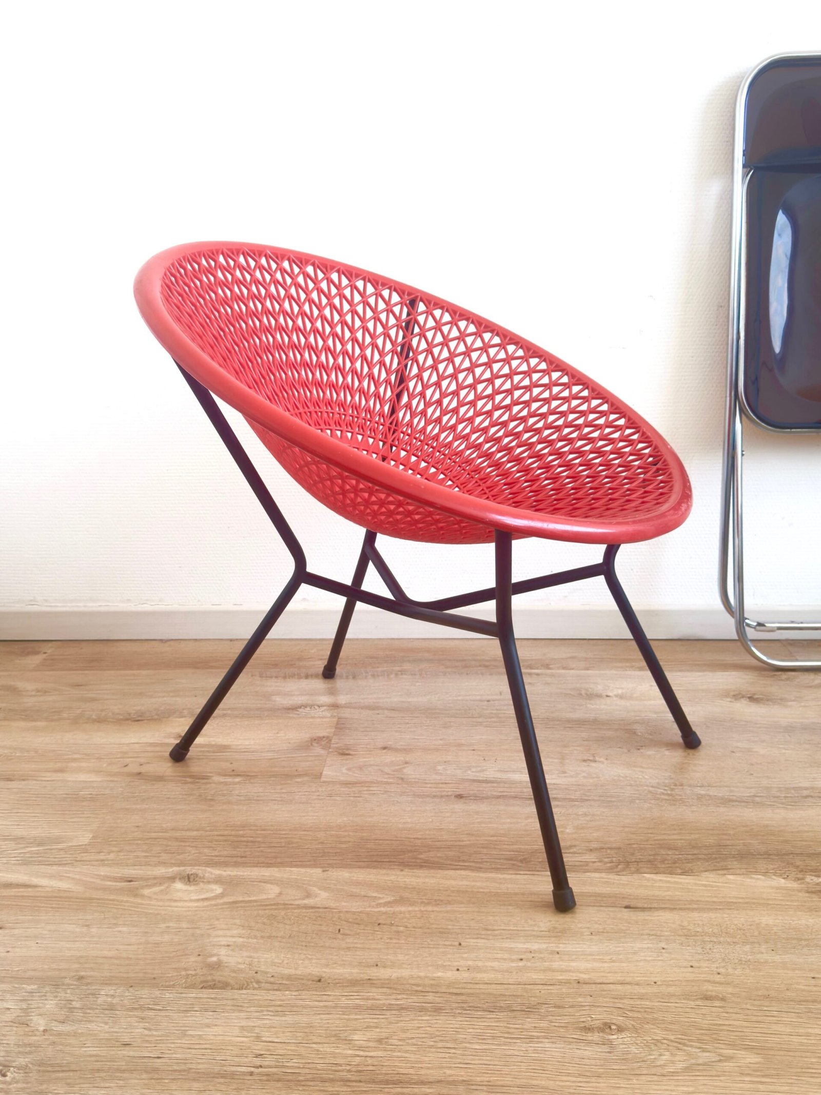 Fauteuil Fantasia rouge et noir, année 60