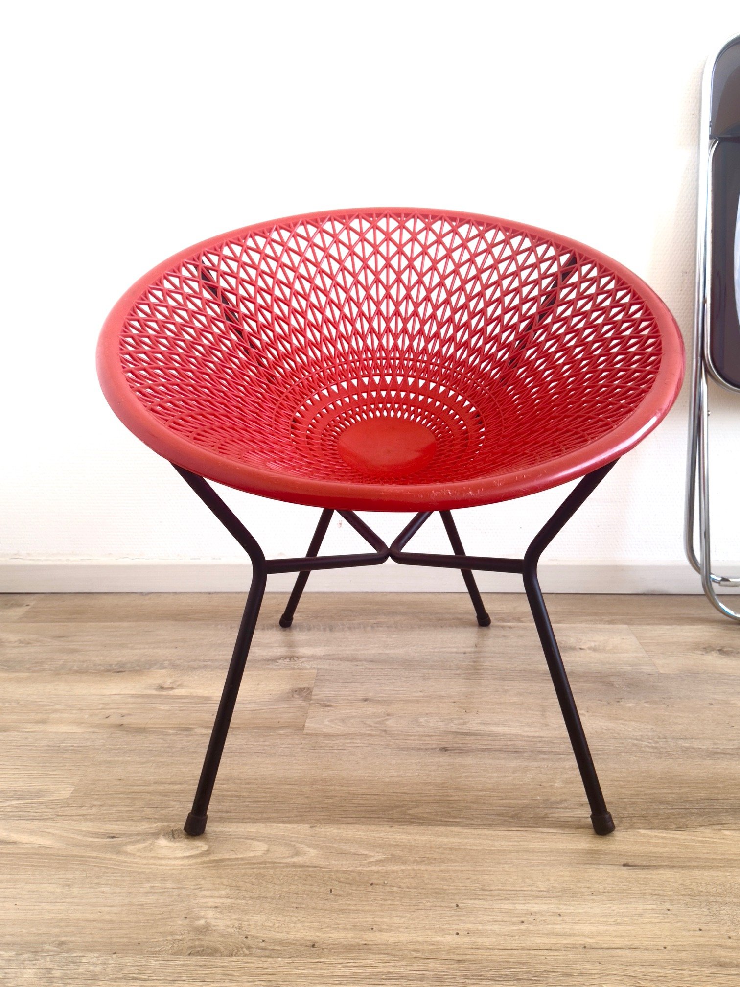 Fauteuil Fantasia rouge et noir, année 60 vue de face. Jaune safran