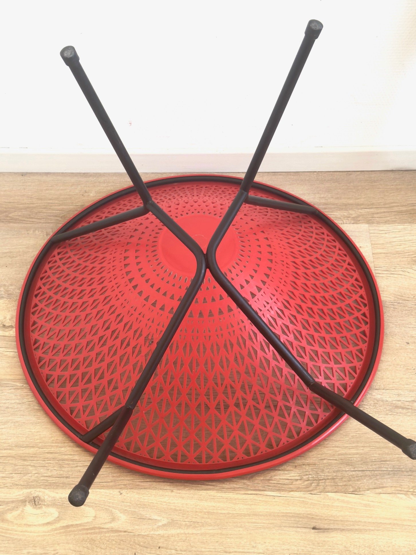 Fauteuil Fantasia rouge et noir, année 60, vue dessous . Jaune safran