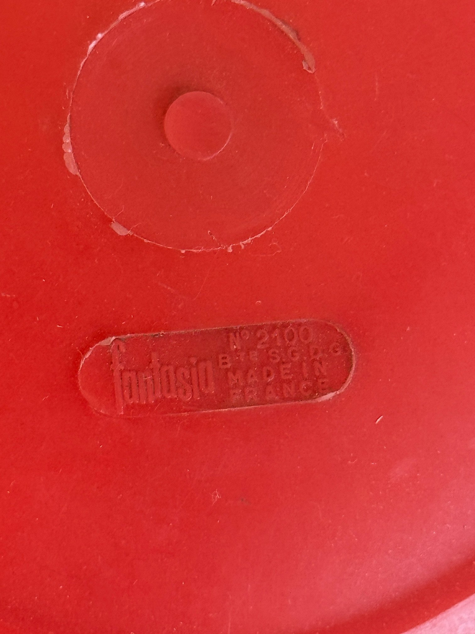 Fauteuil Fantasia rouge et noir, année 60, estampille . Jaune safran