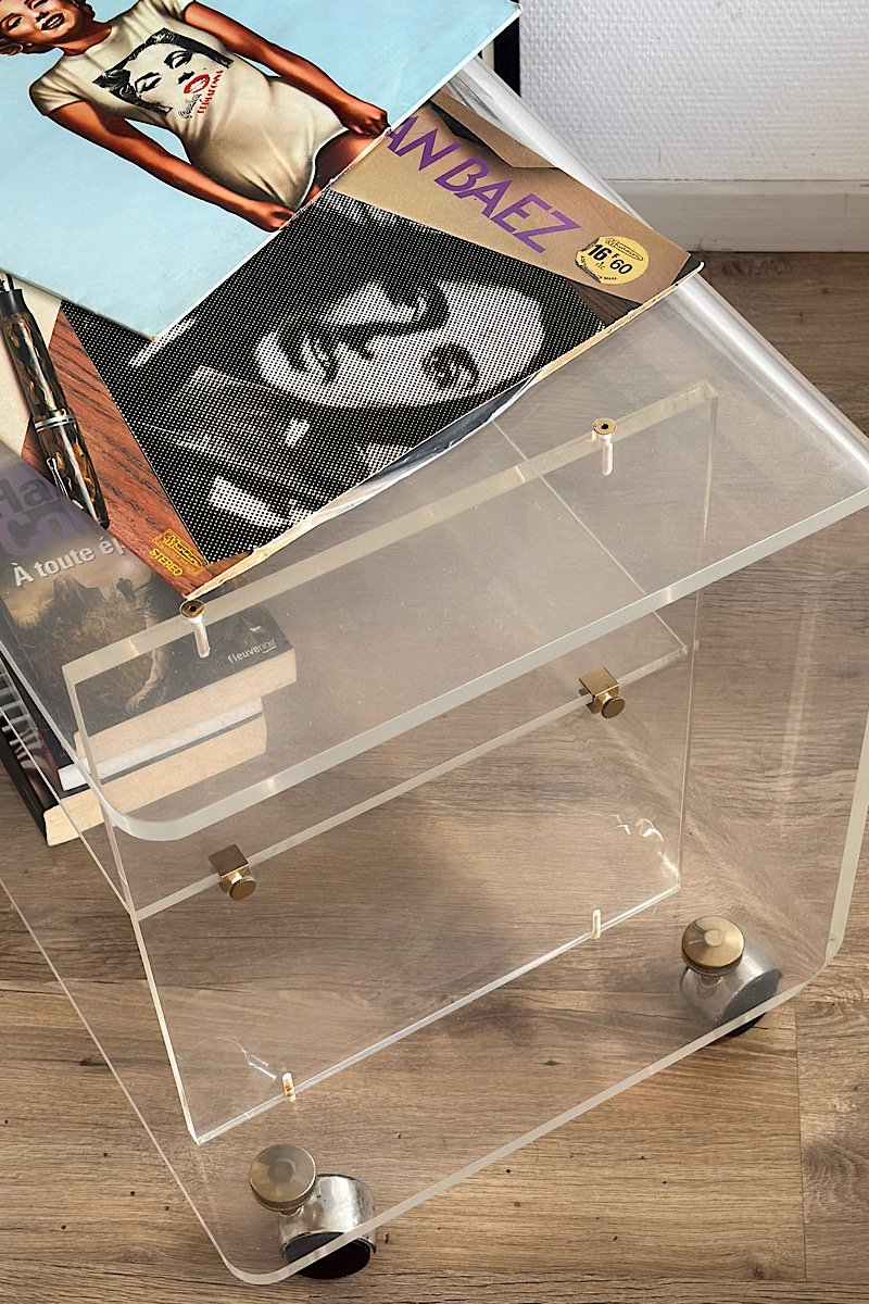 vue du haut de l'angle d'une table basse en plexiglas sur roulettes