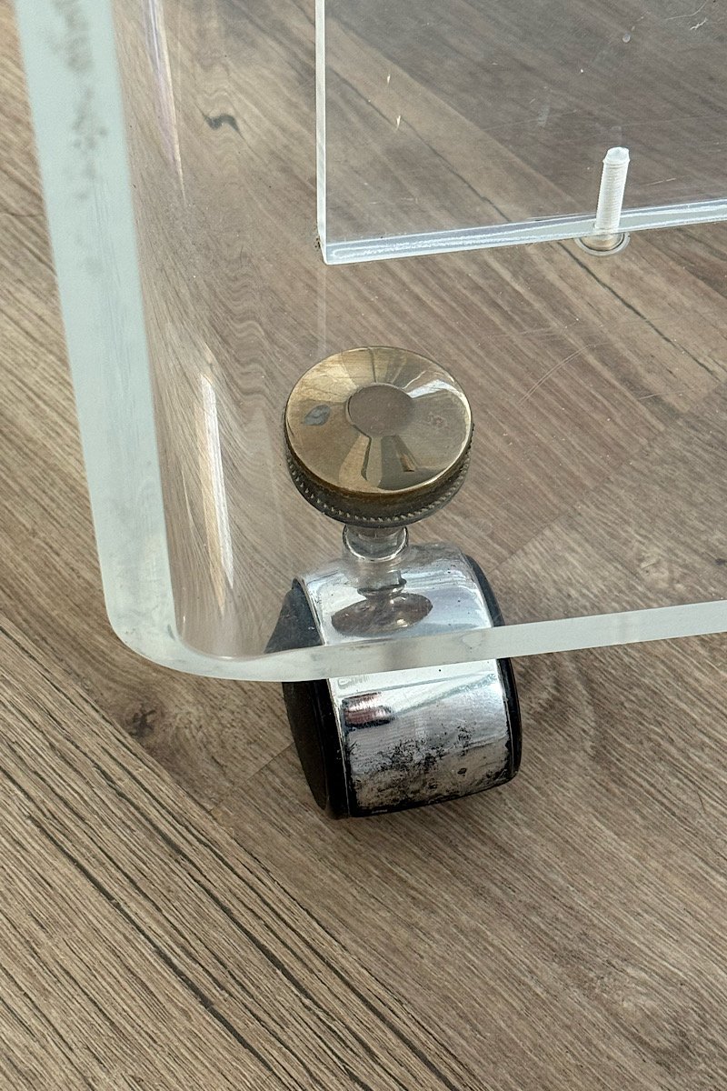Zoom sur une roulette d'une table basse en plexiglas
