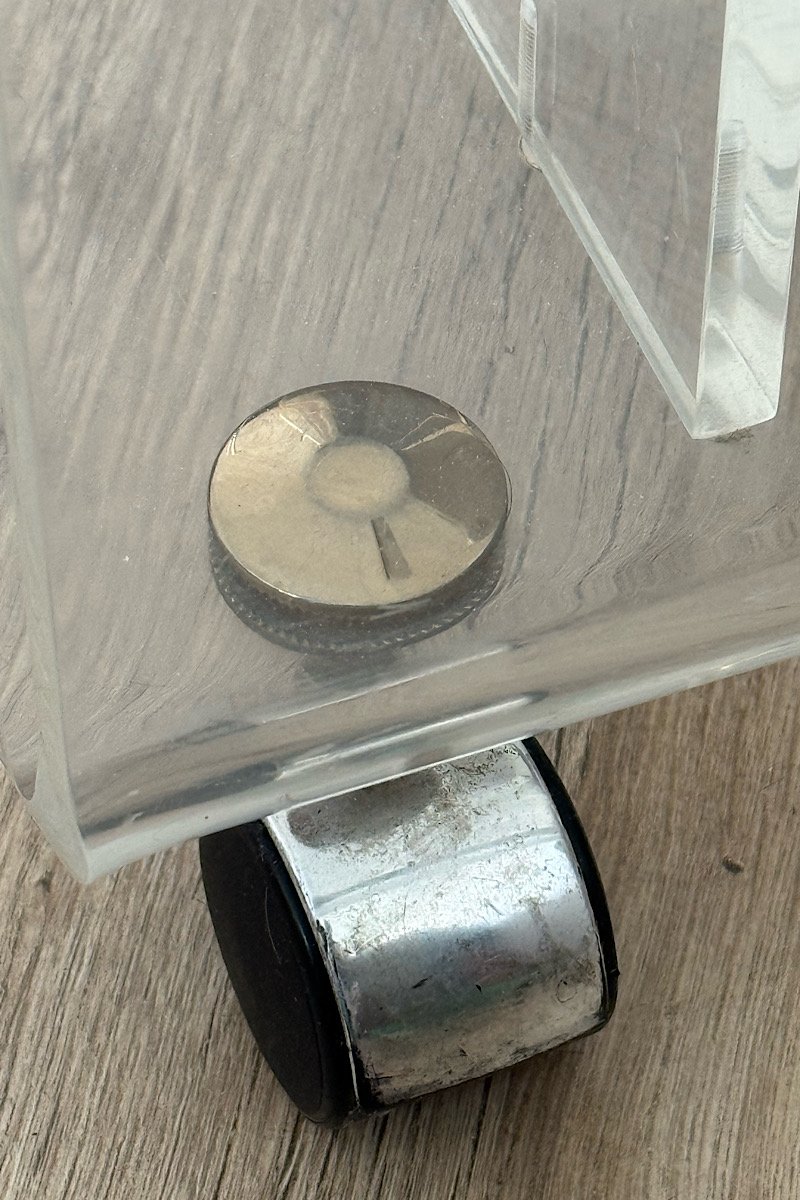 Table basse en plexiglas, zoom sur les roulettes