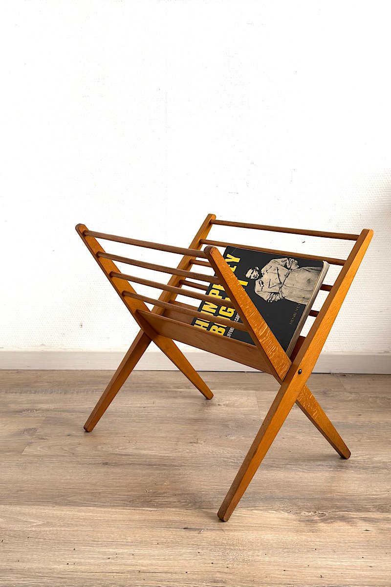 Porte revues vintage en bois blond, avec une revue posé a l'intérieur