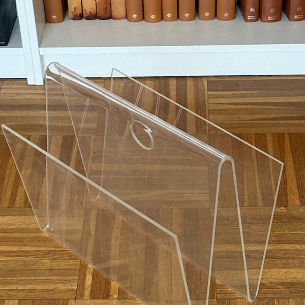 Porte-revues en plexiglas transparent