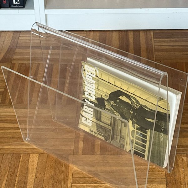 Porte-revues en plexiglas transparent