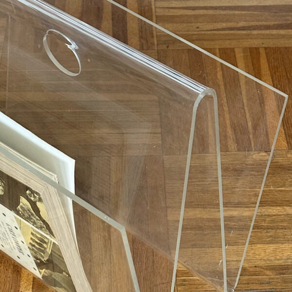 Porte-revues en plexiglas transparent