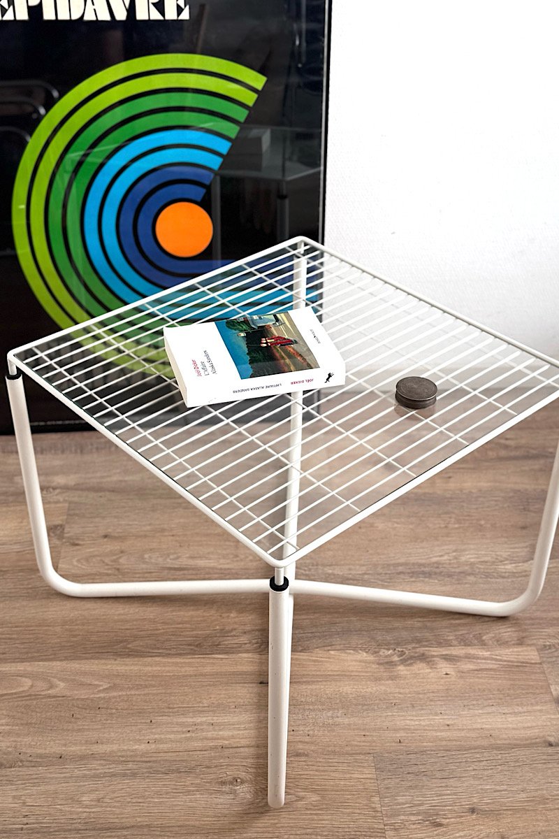 Table bass blanche en fil de métal et plateau en verre signé, d'origine. Niels Gammelgaard, ikéa années 80