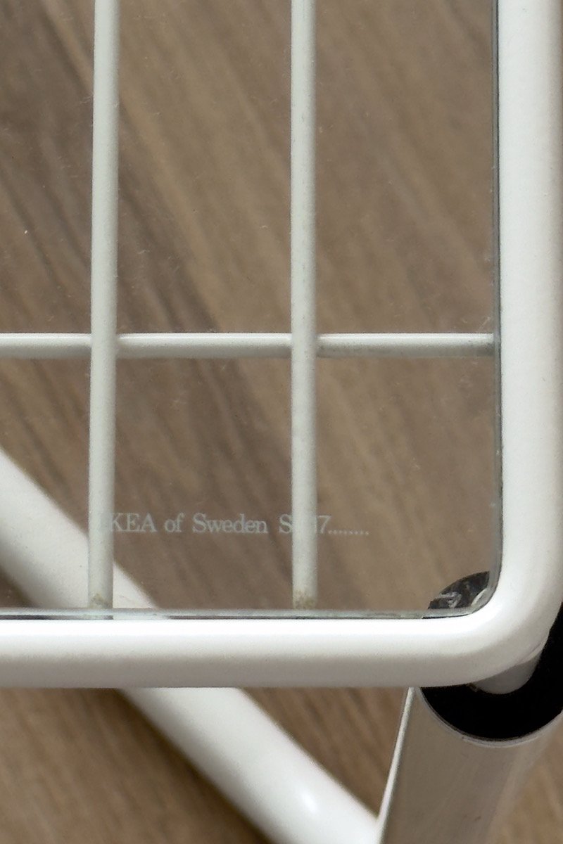 Table basse Niels Gammelgaard blanche en fil de metal et plateau verre, photo de l'estampille