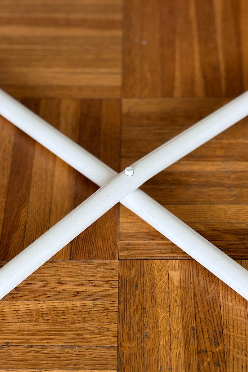 Table basse Niels Gammelgaard blanche en fil de metal et plateau verre, vue du pied