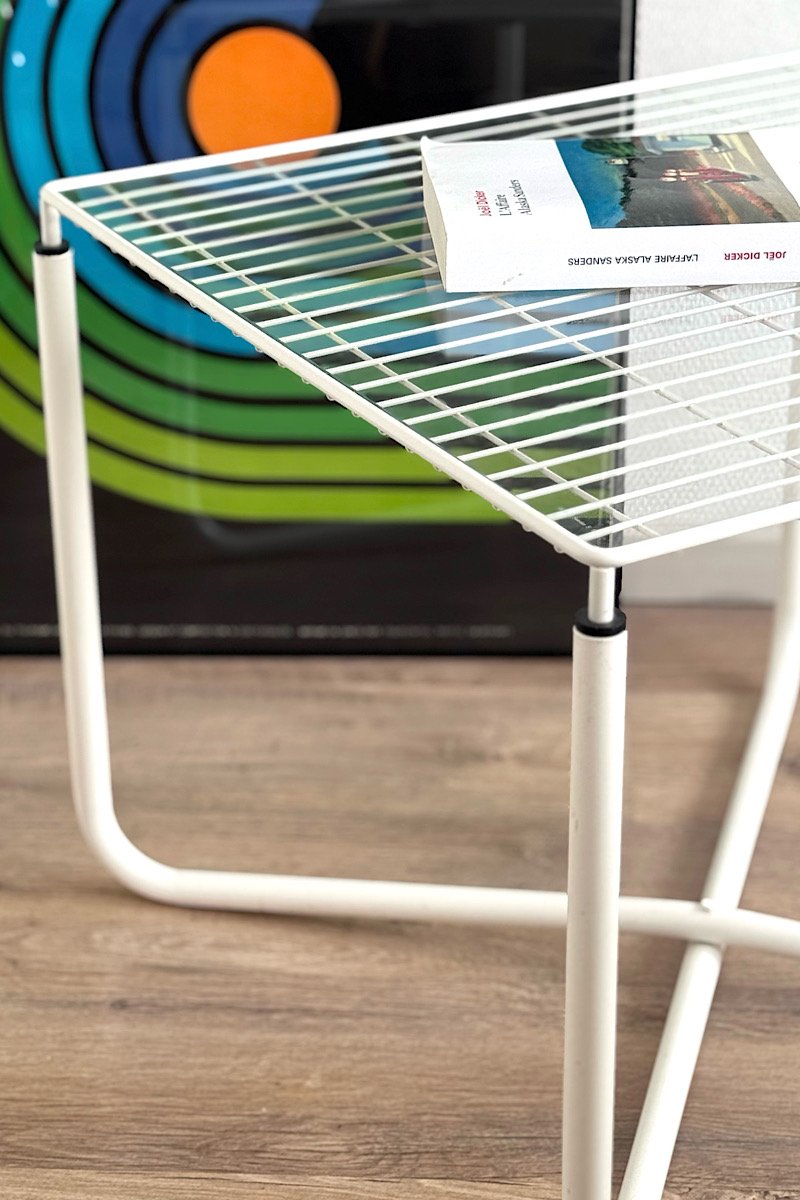 Table basse Niels Gammelgaard blanche en fil de metal et plateau verre; vue de coté