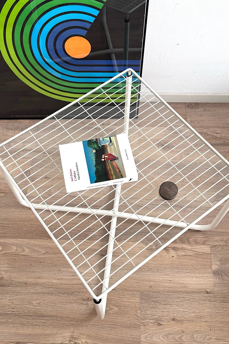 Table basse Niels Gammelgaard blanche en fil de metal et plateau verre. vue du dessus