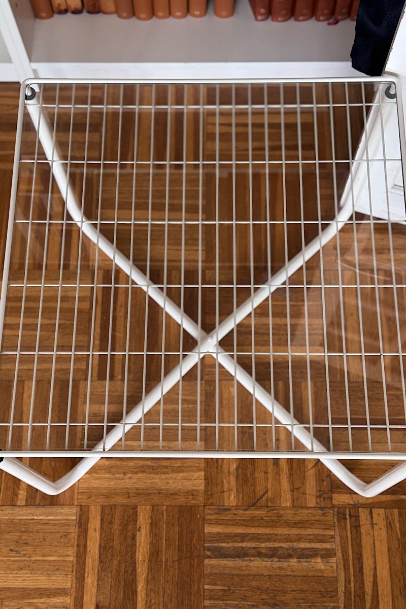 Table basse Niels Gammelgaard blanche en fil de metal et plateau verre, vue du plateau