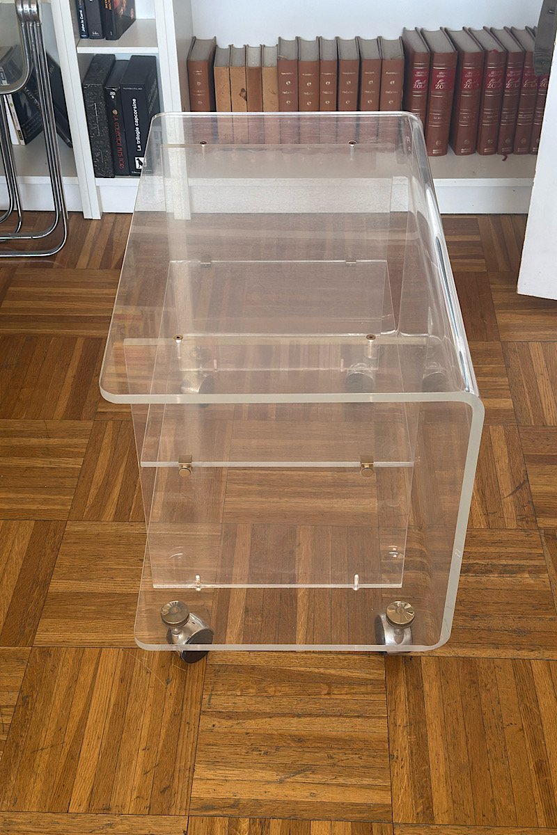 vue de profil d'une table basse en plexiglas