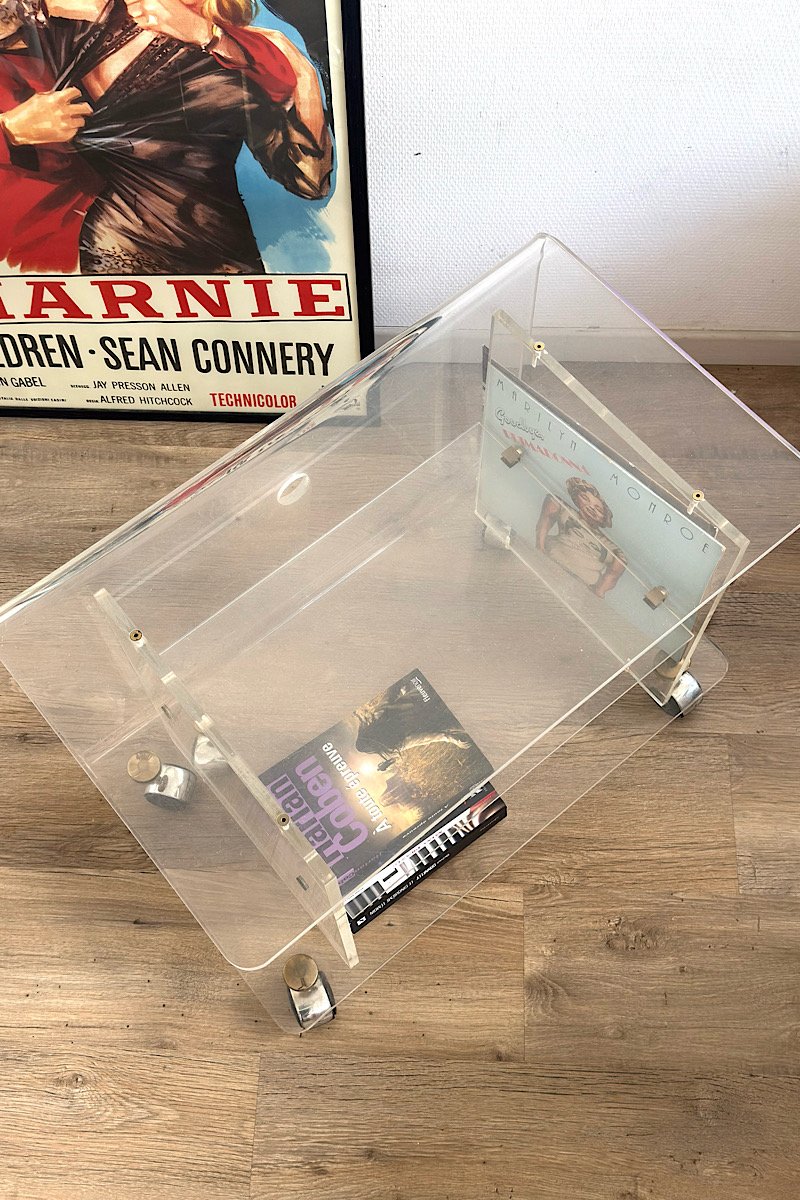 vue du plateau de la table basse en plexiglas sur roulettes