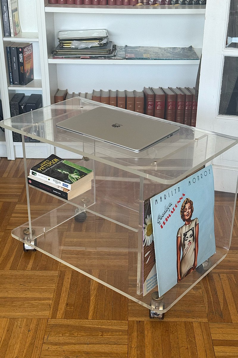 photo de présentation d'une table sur roulettes en plexiglas