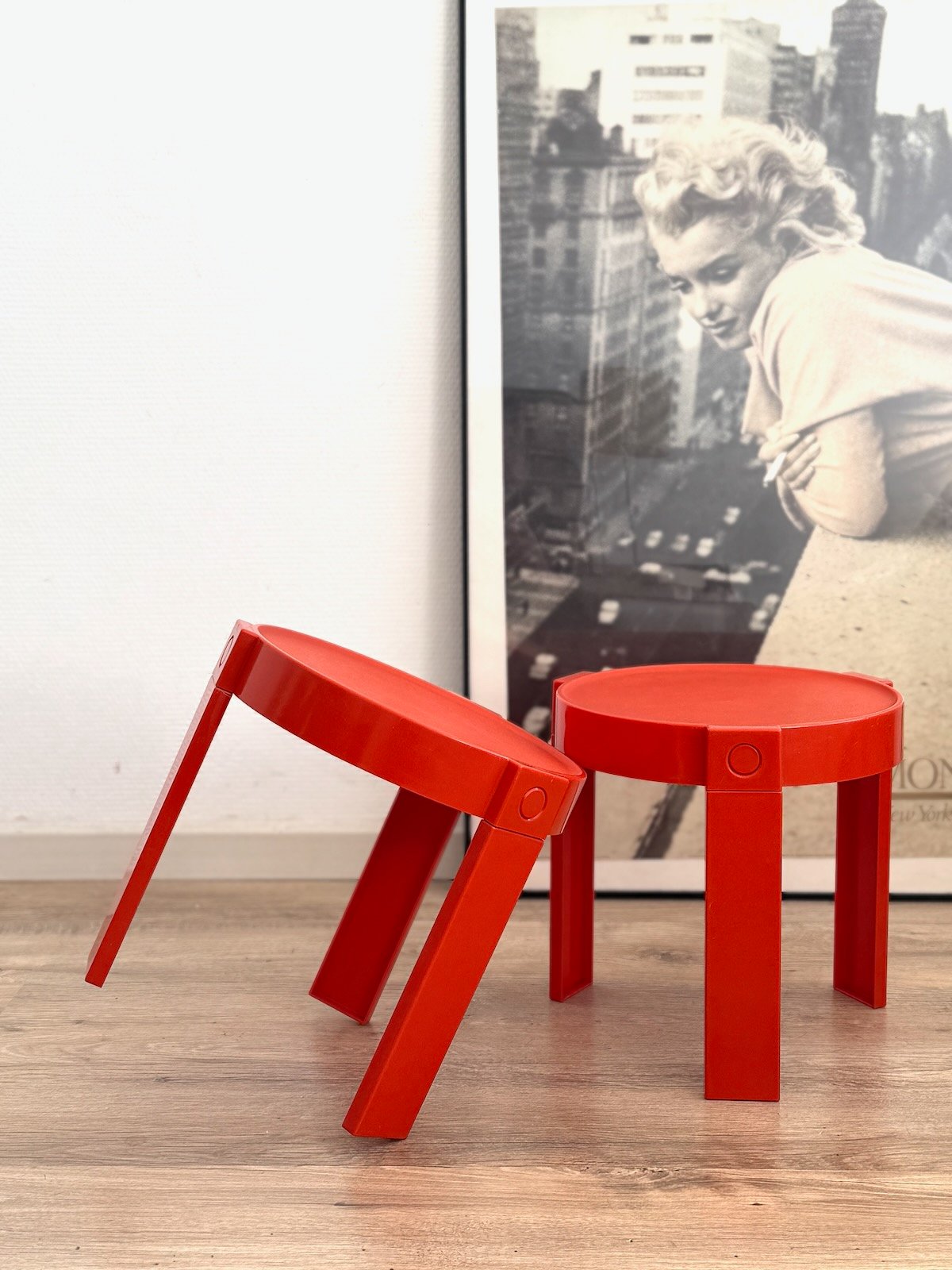 Tables basses rouge en plastique, Prisunic années 70 vue de face