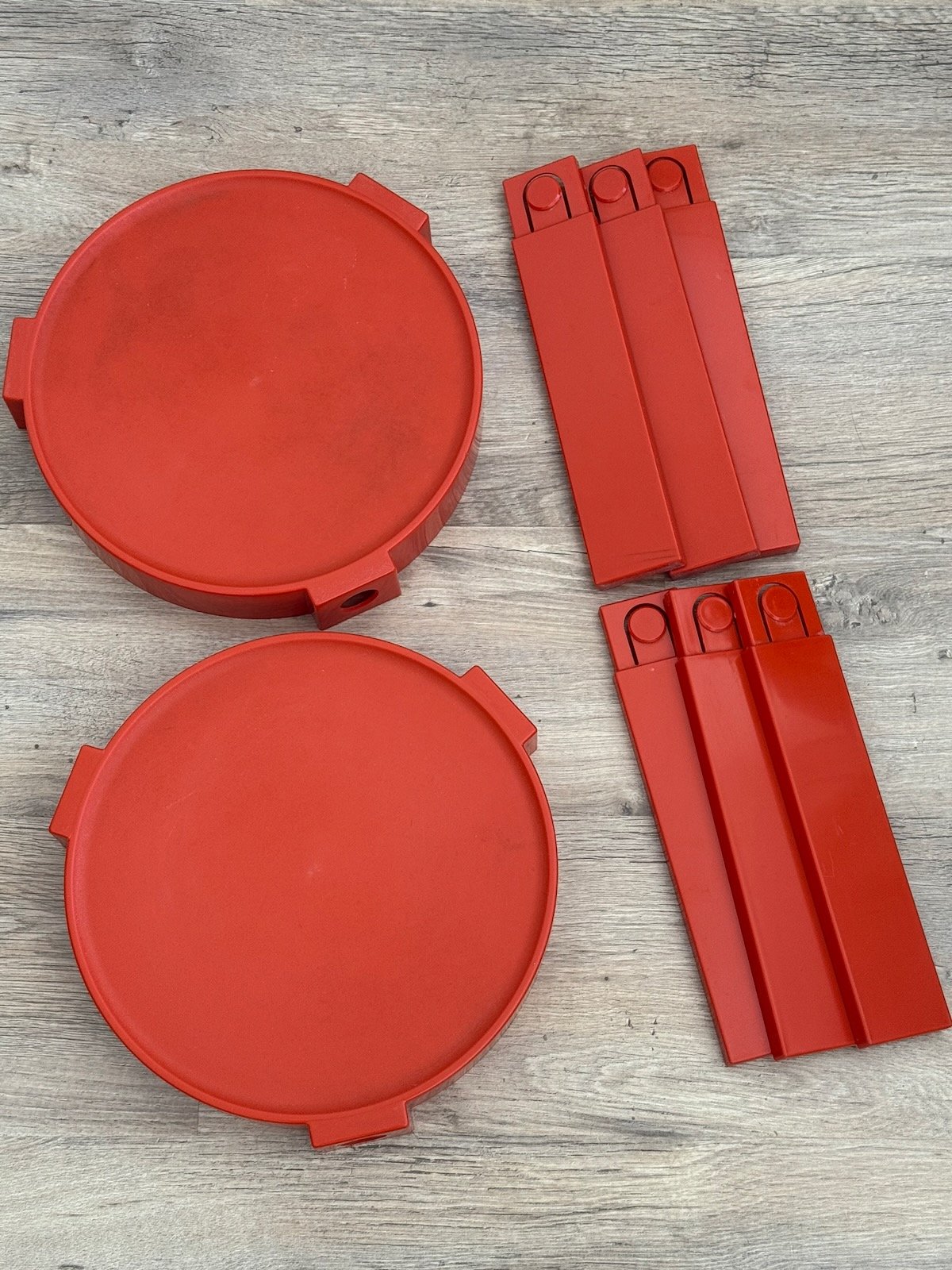 Tables basses Prisunic rouge vintage, en plastique. vue de dessus et démontées