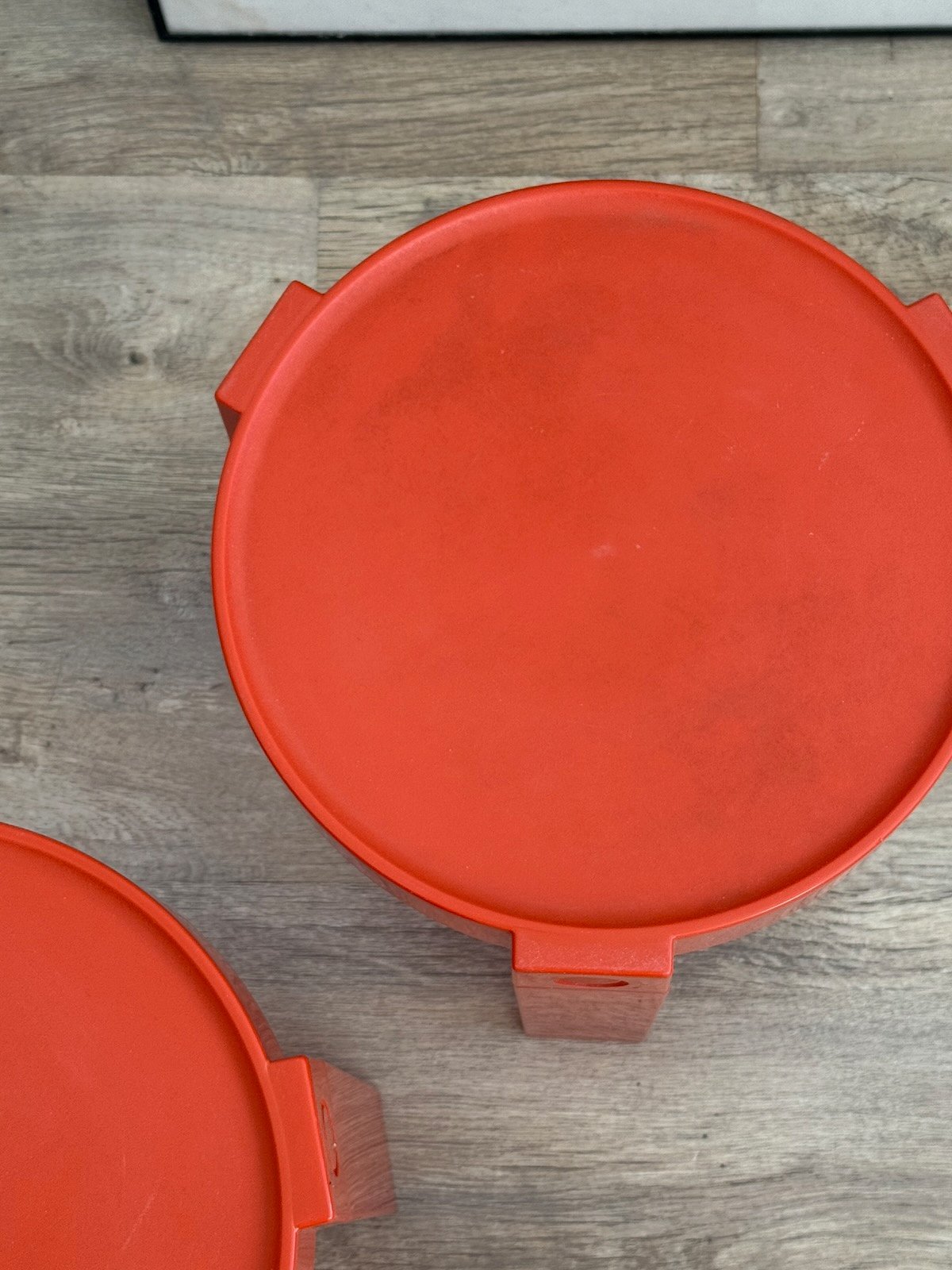 Vue de dessus du plateau d'une table en plastique rouge Prisunic années 70