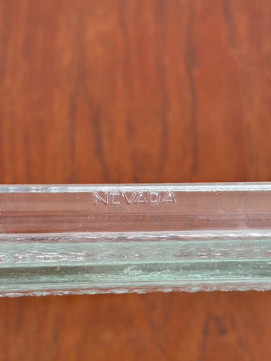 Vue de la tranche avec signature d'un cendrier, vide poche en verre Nevada