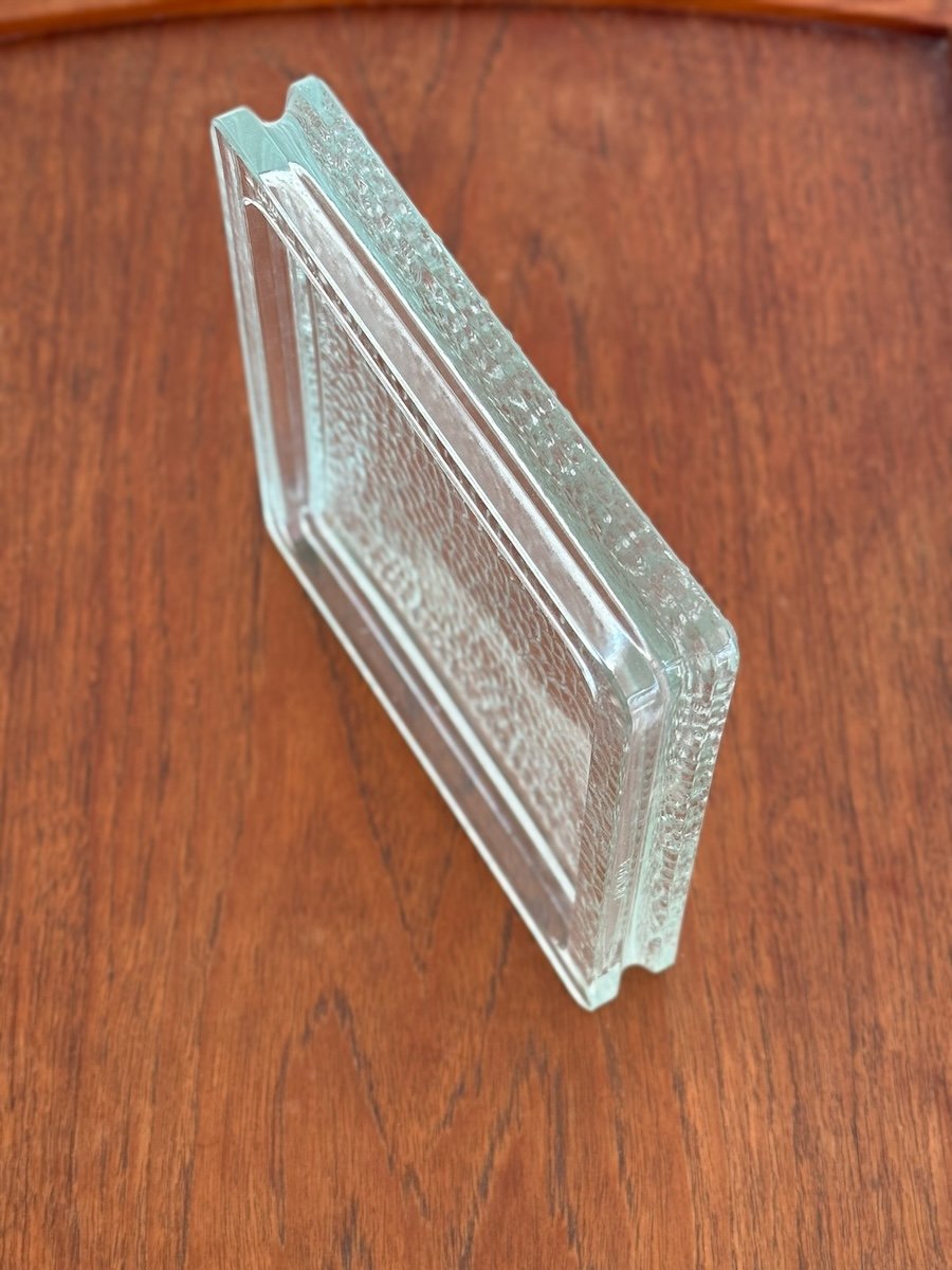 Vue de coté d'un cendrier, vide poche en verre Nevada