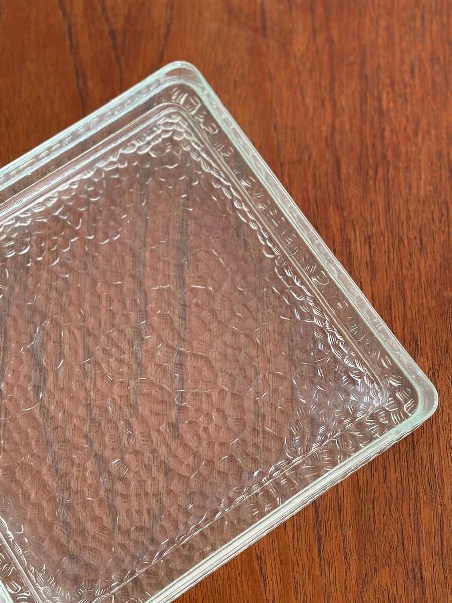 Vue rapprochée d'un cendrier, vide poche en verre Nevada