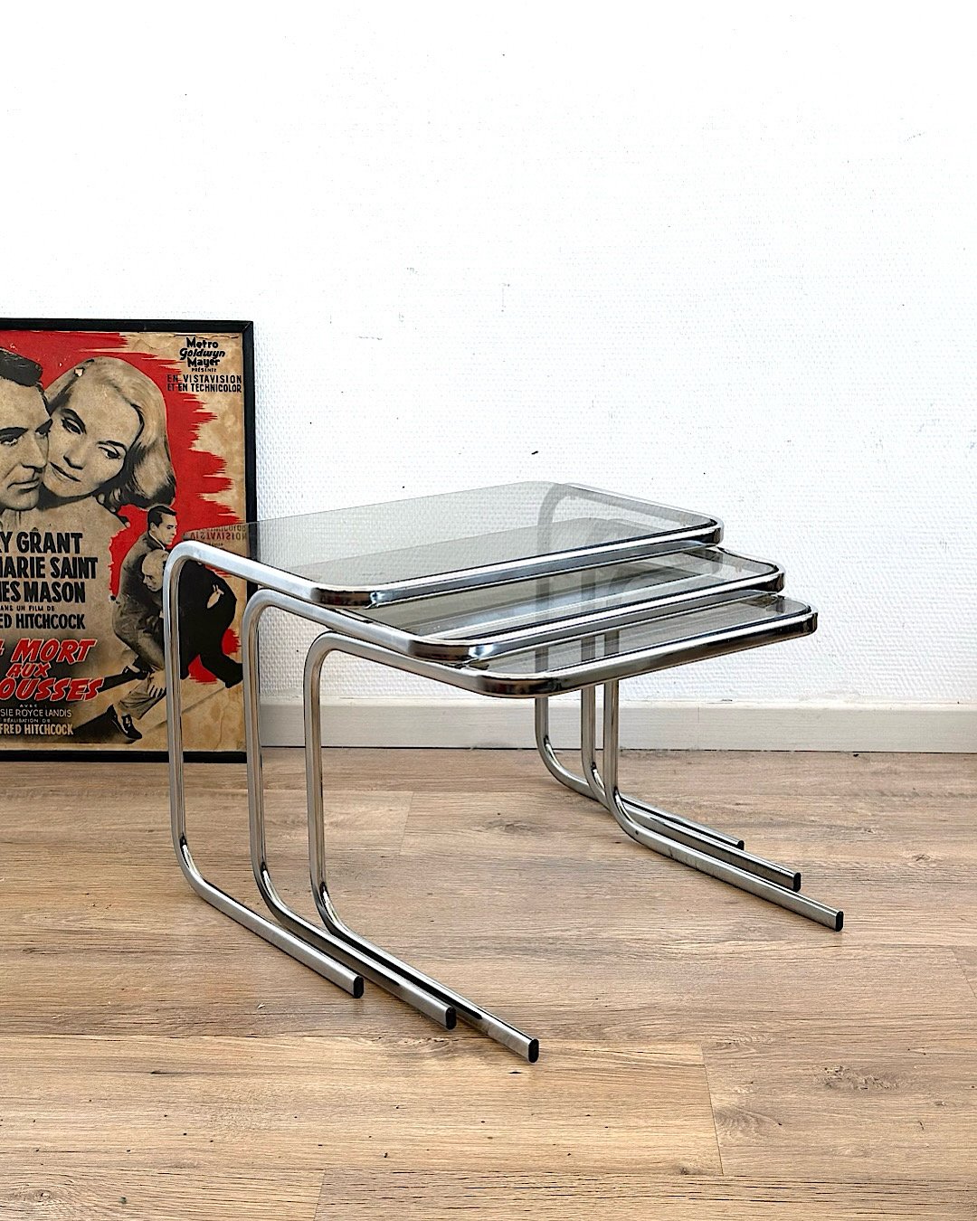 Tables gigognes chrome et verre fumé. Jaune safran