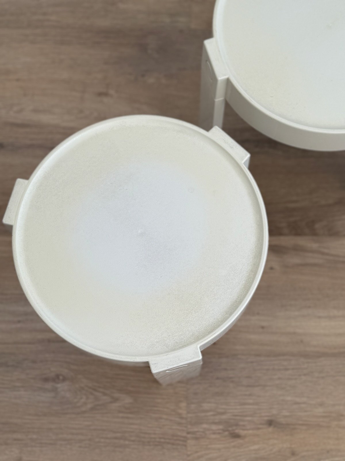 zoom plateau d'une table basse en plastique blanc Prisunic