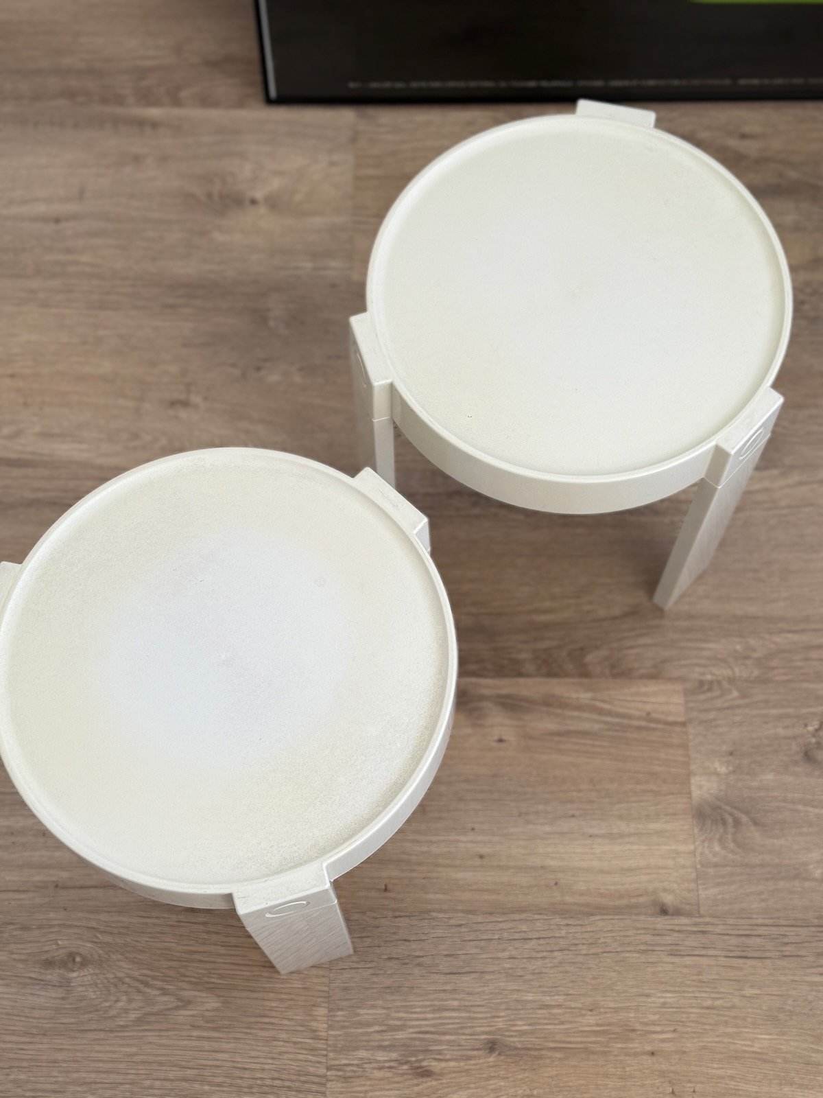 Tables basses Prisunic vintage, cote a cote et vue de dessus