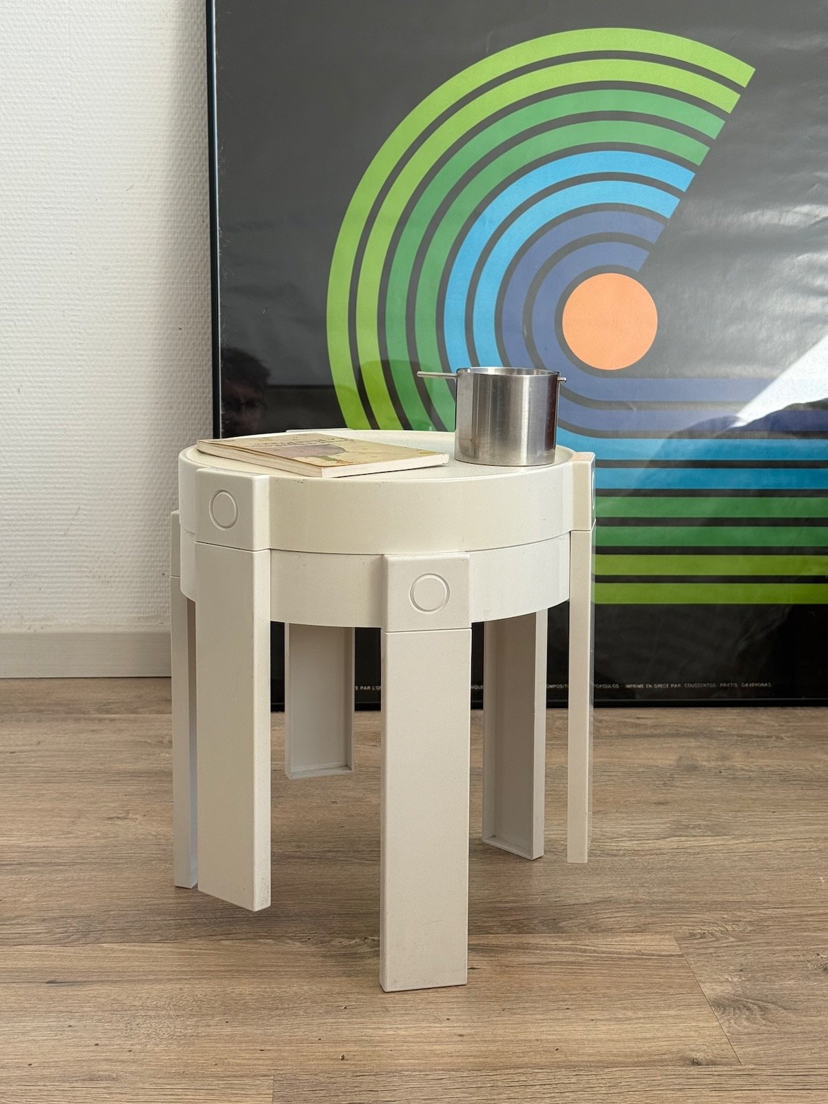 Tables basses Prisunic blanches, empilées et vu de face.