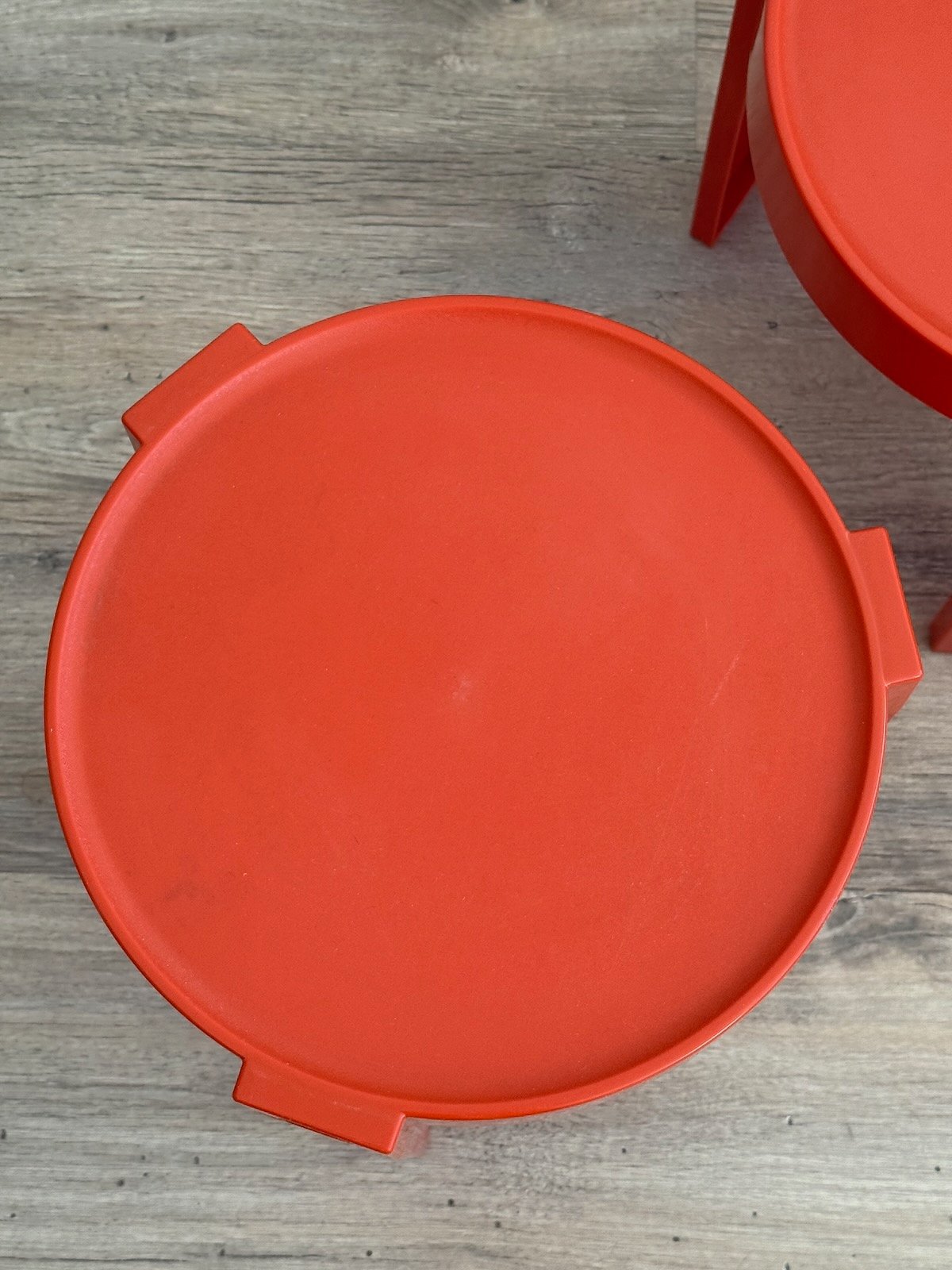 Vue du plateau de la table Prisunic vintage en plastique rouge