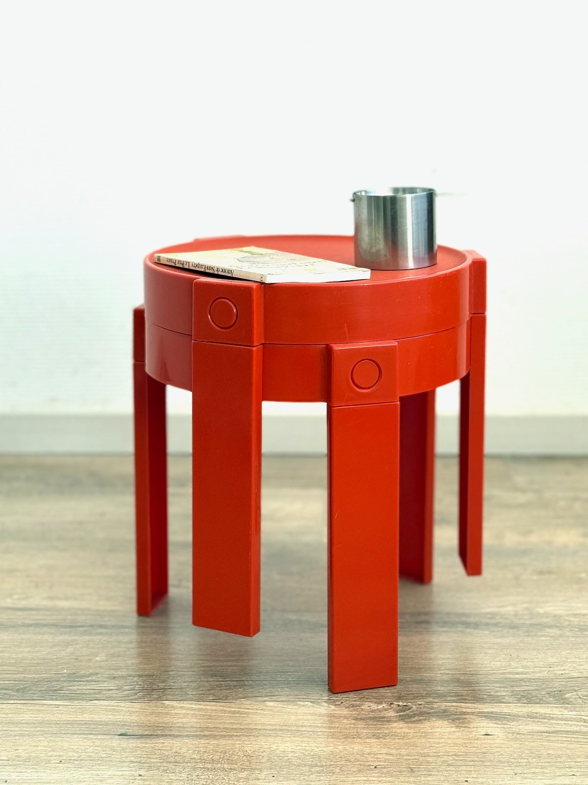 Tables basses Prisunic rouge vintage années 70 en plastique