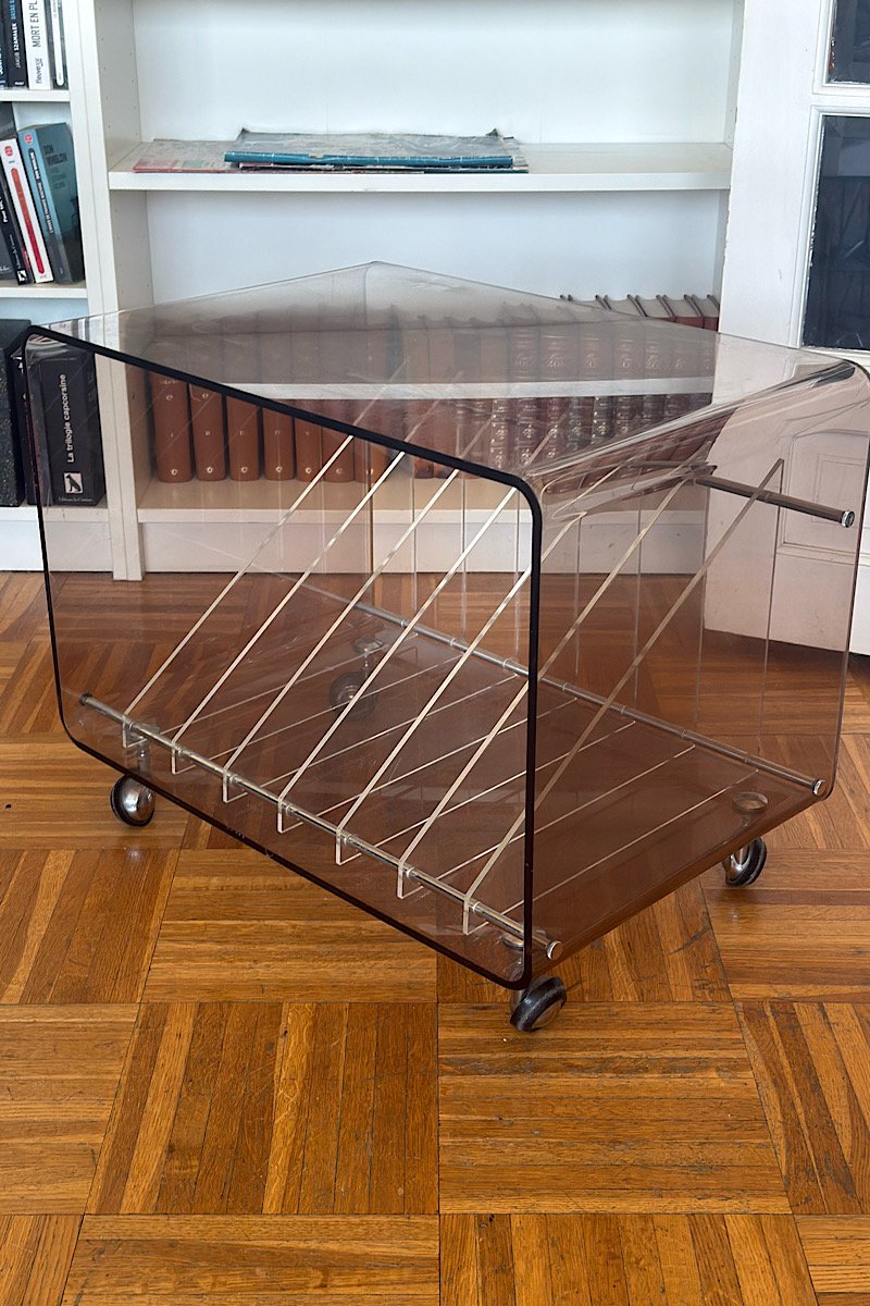 Table basse transparente en plexiglas pour ranger des disques vinyles, vue de côté.