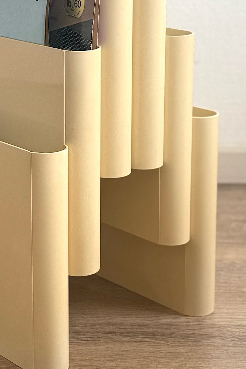 Zoom sur les compartiments en plastique moulé du porte-revues Kartell 4675.