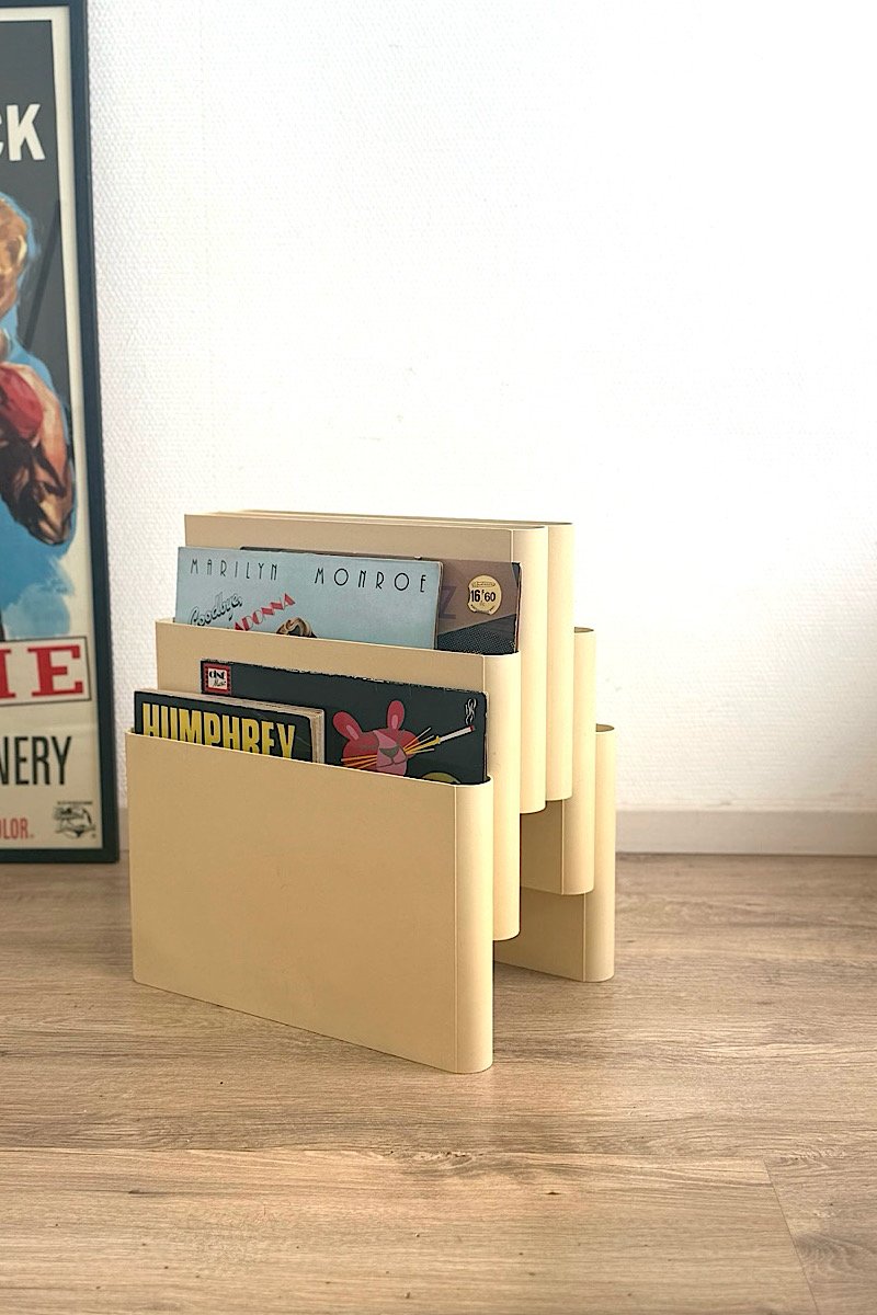 Vue de profil du porte-revues vintage Kartell 4675 par Giotto Stoppino posé au sol.