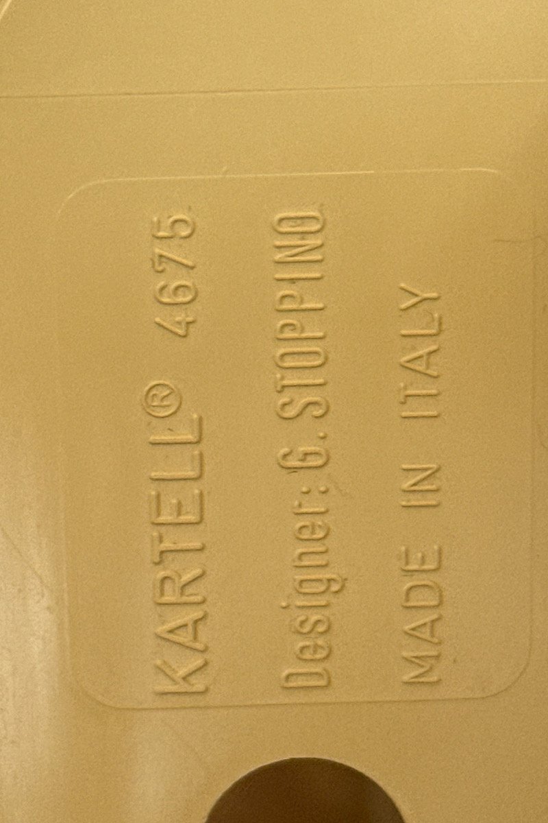 Estampille d'authenticité sous le dessous du porte-revues Kartell 4675 Giotto Stoppino.